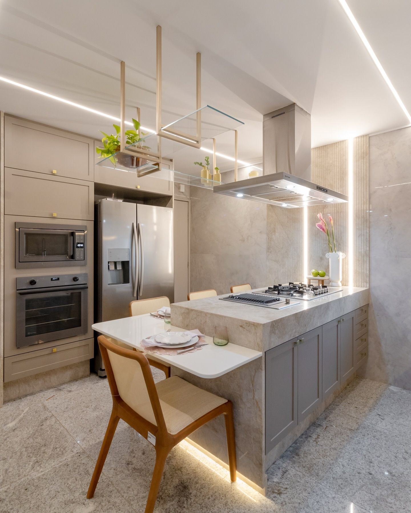 Cozinha planejada com ilha e armários modernos — Forlan Interiores