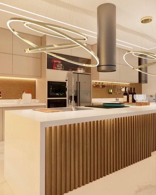 Cozinha planejada com detalhe da pia e nicho em madeira — Forlan Interiores