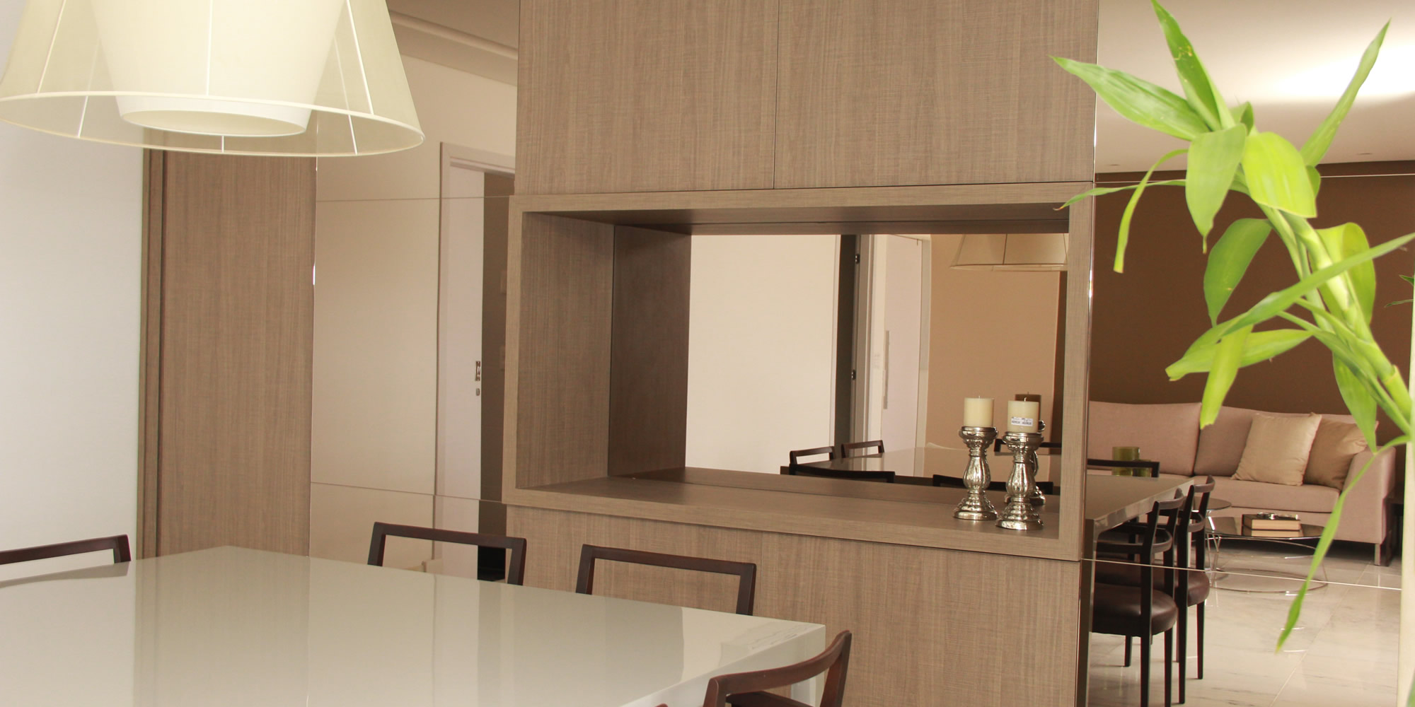Sala minimalista com rack amadeirado — Forlan Interiores