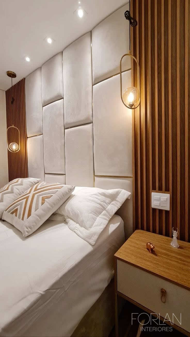 Quarto de casal com painel ripado de madeira e TV — Forlan Interiores