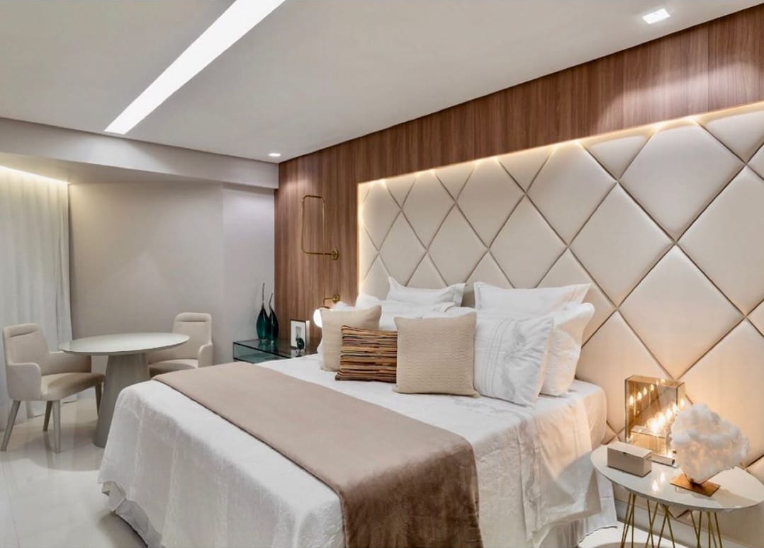 Quarto de casal com painel de madeira e iluminação embutida — Forlan Interiores