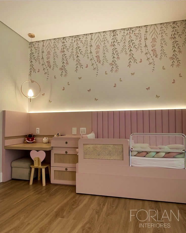 Quarto infantil feminino com cama planejada em rosa e escrivaninha — Forlan Interiores