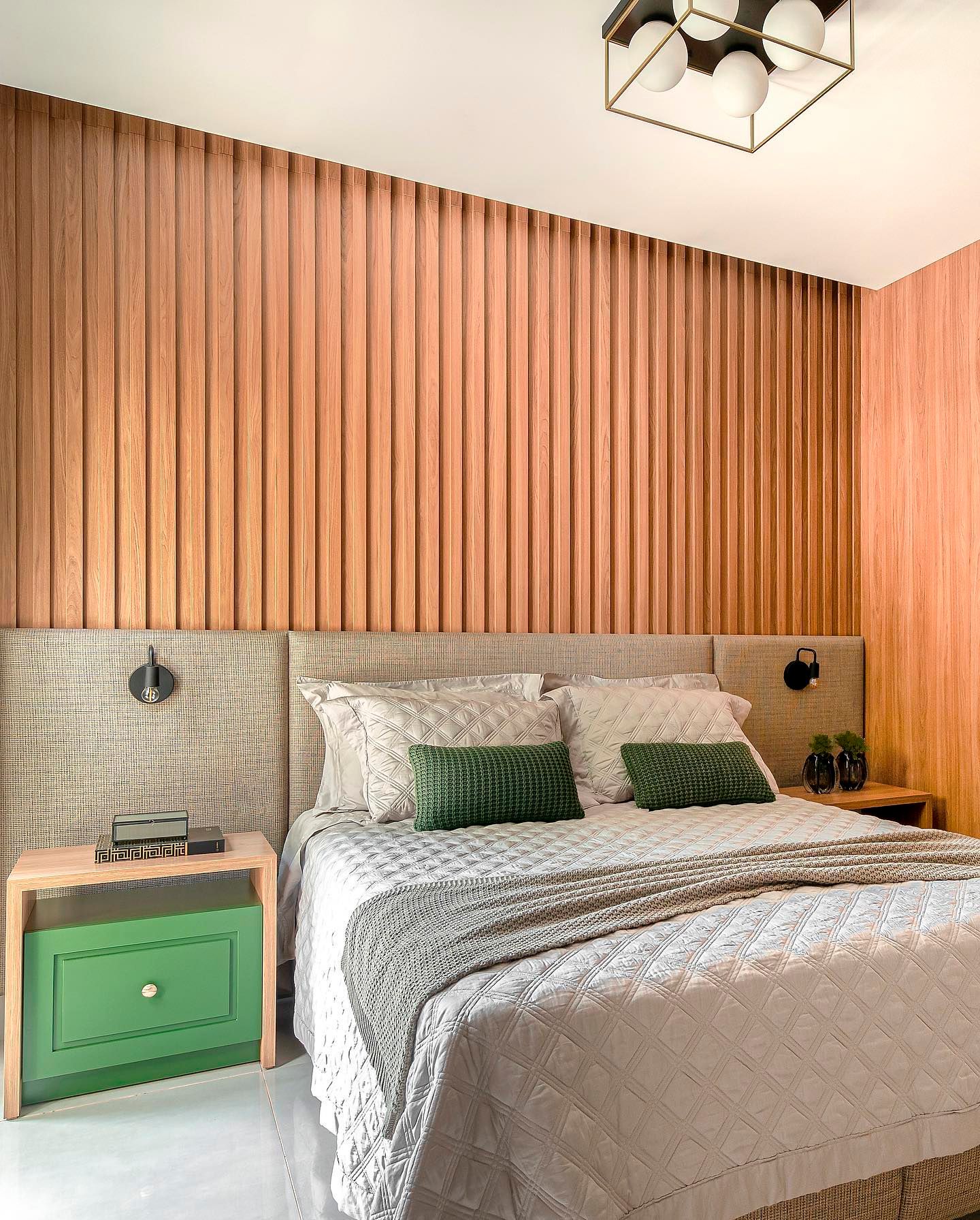 Quarto infantil em verde sálvia com palhinha e madeira clara — Forlan Interiores