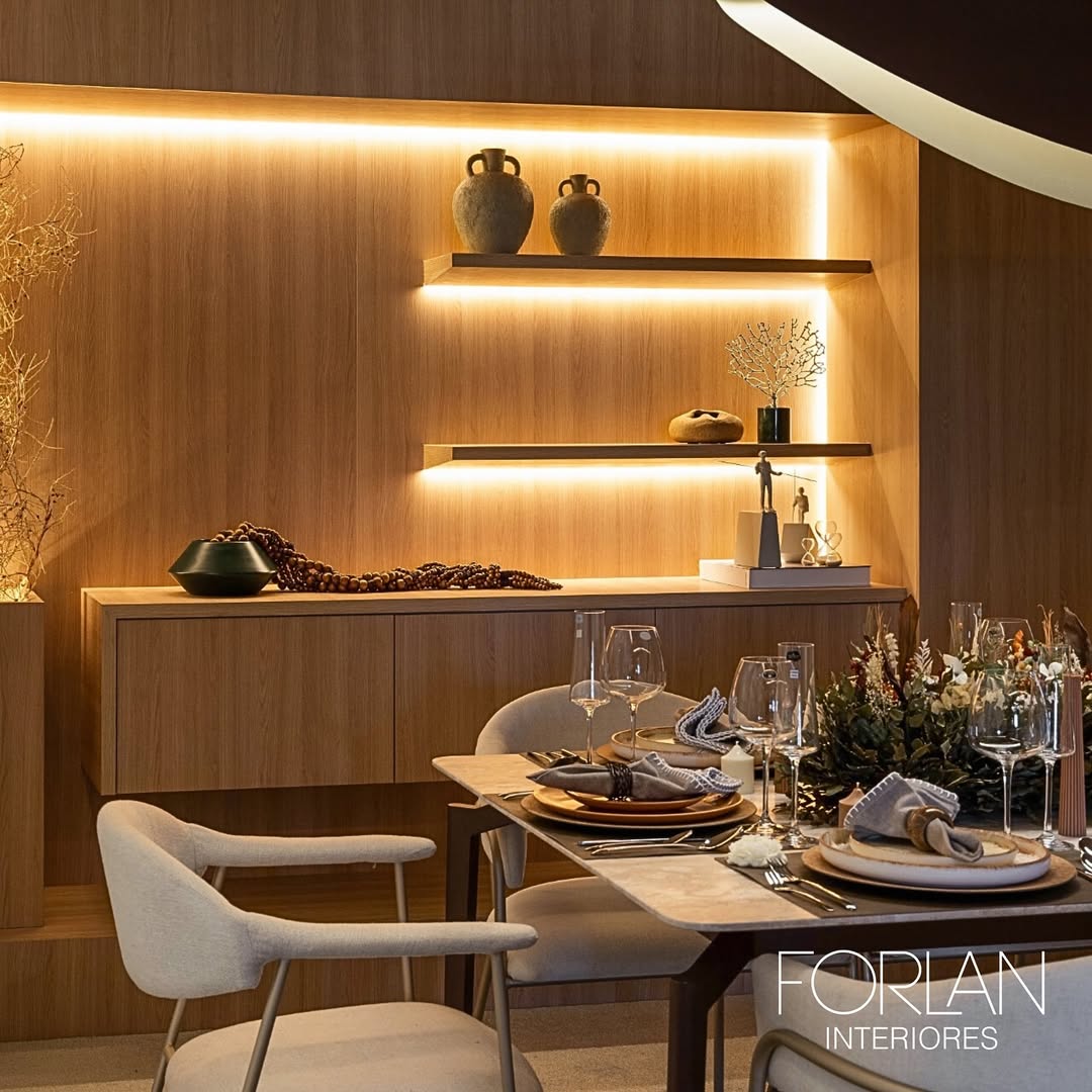 Sala de jantar com painel ripado de madeira e iluminação indireta — projeto Forlan Interiores