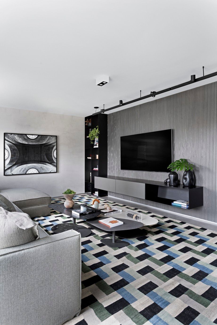 Sala de estar com estante integrada e painel de TV em ripas — Forlan Interiores