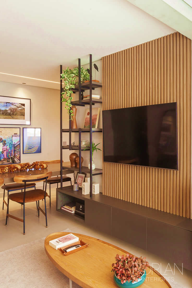 Sala integrada com painel de TV e armários planejados — Forlan Interiores
